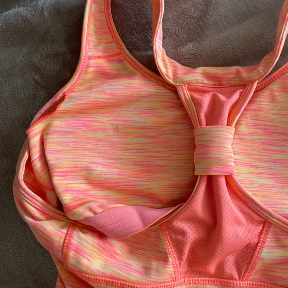 Beautiful athletic top. Excellent condition. - Picture 13 of 15